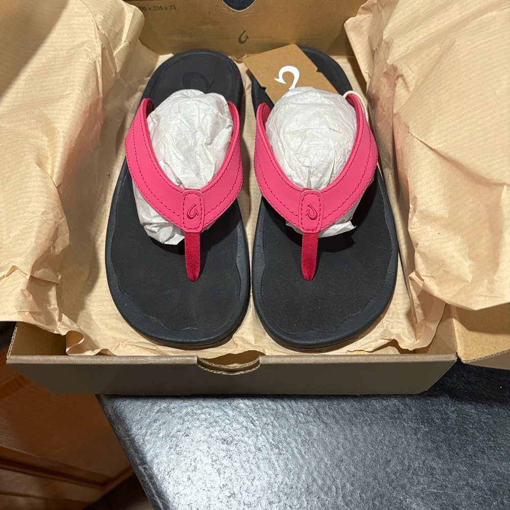 NEW IN BOX - OluKai Women's Sandals with Vibrant Pink Straps with Black Soles